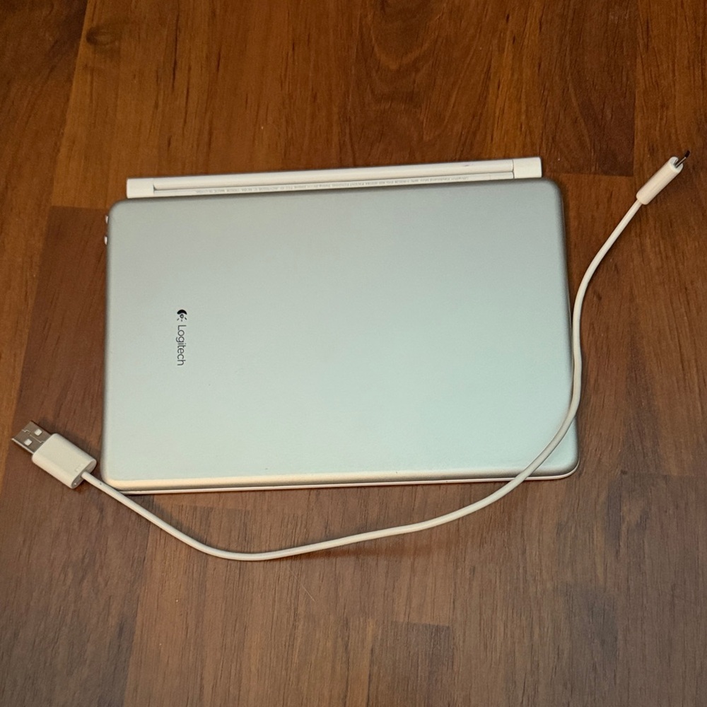Logitech White Tablet Keyboard - Picture 3 of 4